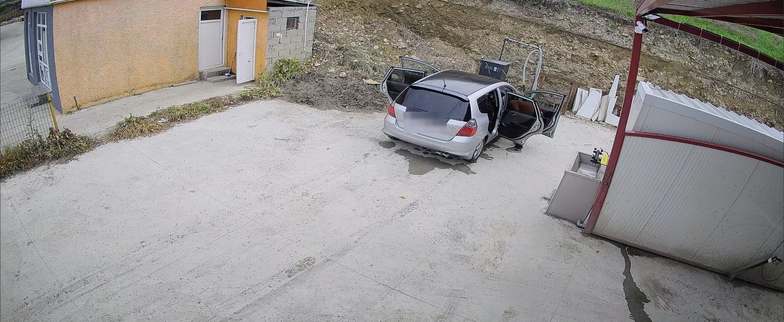 ეზოს დღის ხედი ვიდეოკამერიდან
